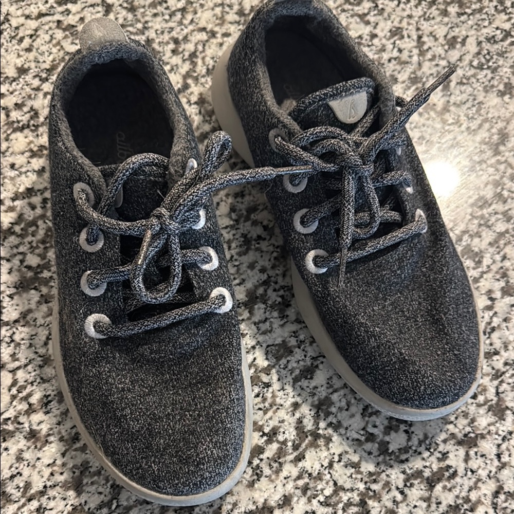 Allbirds Gray Sneakers Versatile Low-Top Design